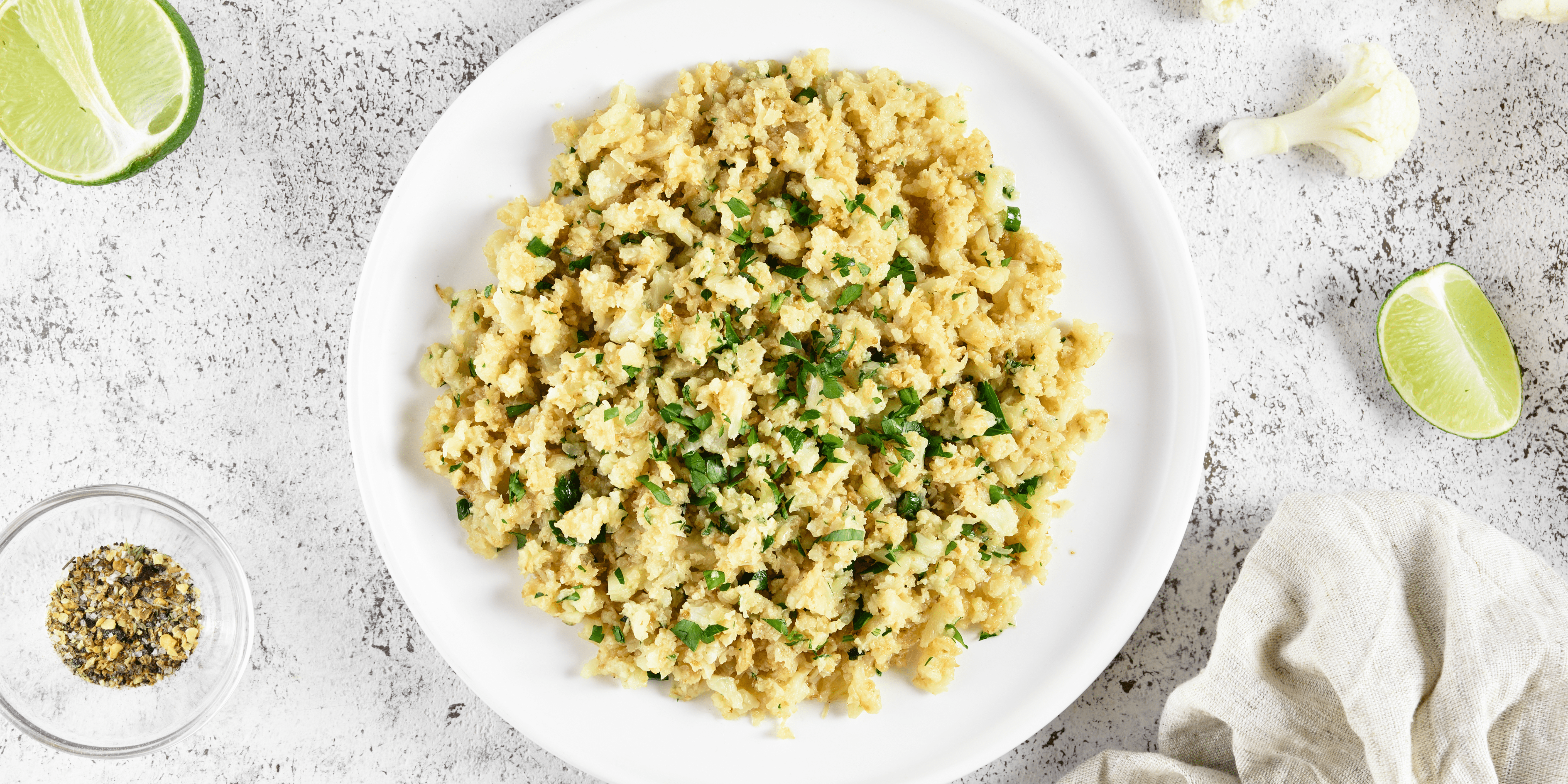 Cocina esta deliciosa receta fácil de arroz de coliflor a la mexicana con un twist saludable y reduce tu consumo de carbohidratos con este “arroz” 